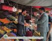 뉴트리아나 (Nutriana) 판매 팀이 카불 (Kabul) 시장에서 콩 제품 시식 기회를 제공하는 모습