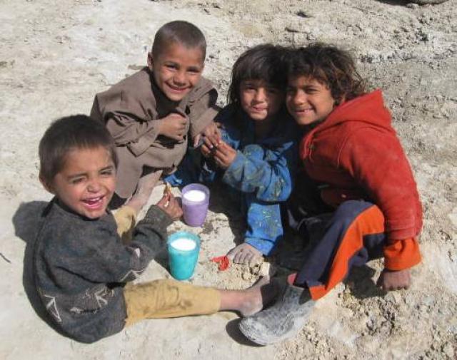 두유를 받아 먹고 있는 난민촌의 아이들