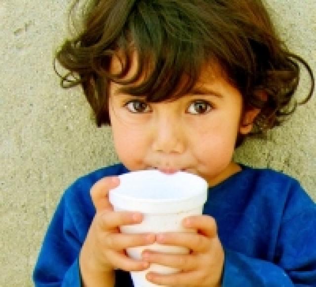 아프간니스탄 두유먹는 아이
